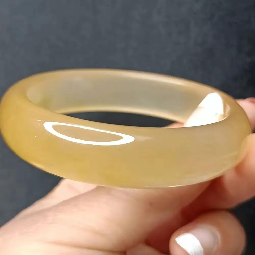 北京一女士花27000元买下的玉镯抠下标签后，没想到只值几百元了