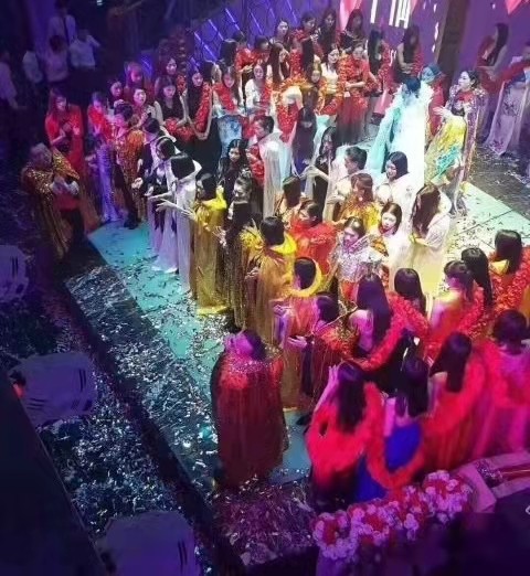 签下协议抽身难！女大学生如何一步步误入“花场”？揭秘花场*局骗**