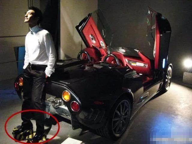 假胸、假屁股、假腹肌、假肩膀，这些明星身上还有什么是真的？