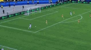 莱万两球拜仁客场6-2大逆转,莱万对战巴萨梅开二度