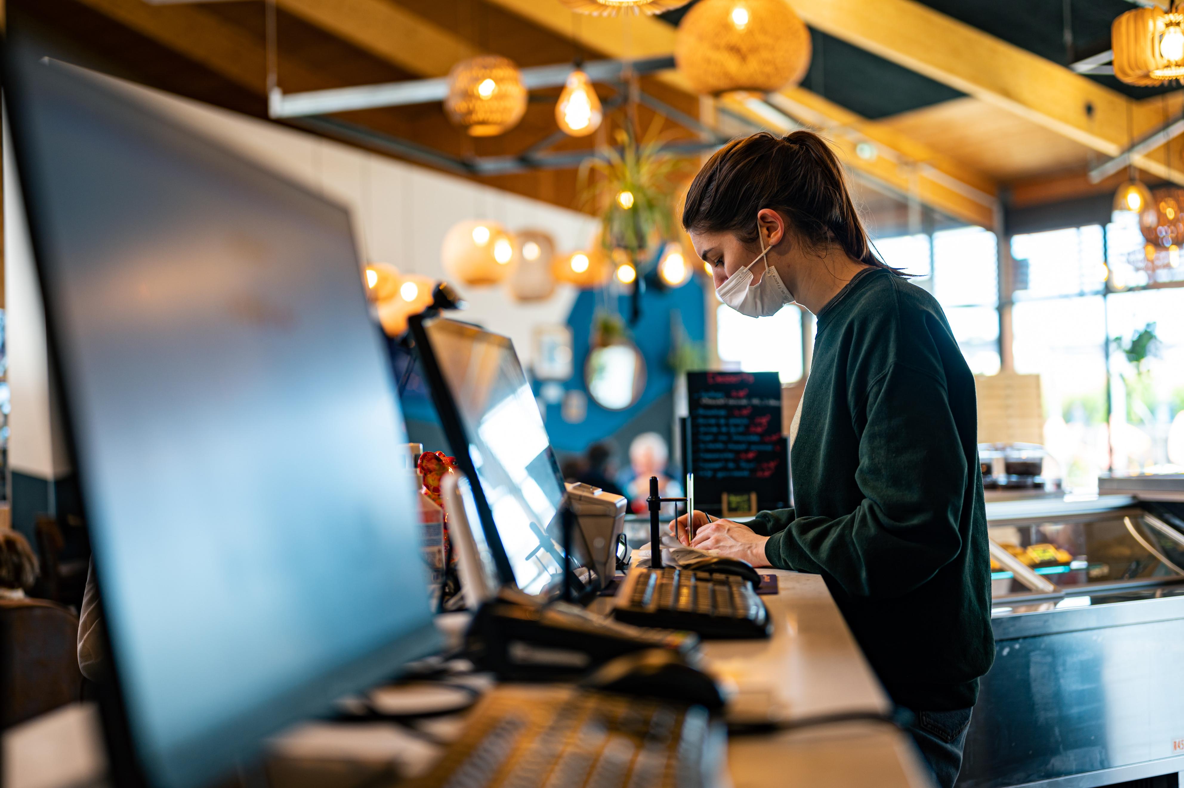 英国留学期间打工或兼职好吗,英国留学兼职需要注意事项