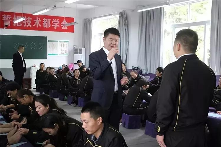 陕西农村娃靠“脚”年赚76亿，政府为它设修脚扶贫，他如何做的？