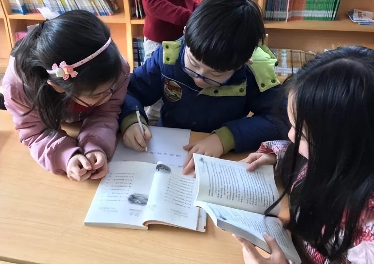 幼儿园老师因包包被家长投诉后续,西安一小学生被家长投诉