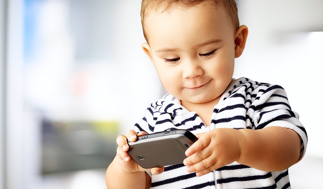 孩子爱搞小动作怎么管教,小孩有偷摸的行为怎么引导改正