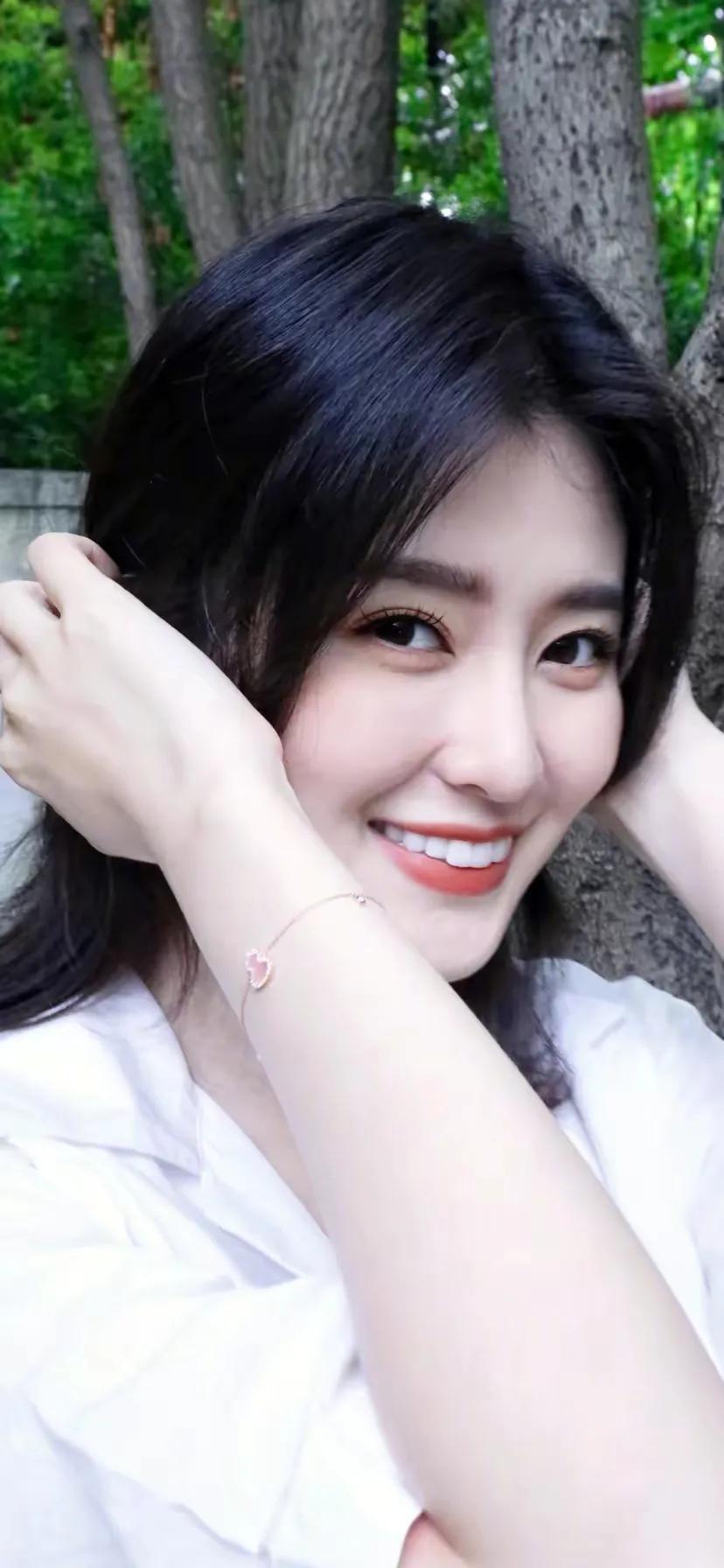 春风唤雨润花田，葱茏岁月韵琴弦