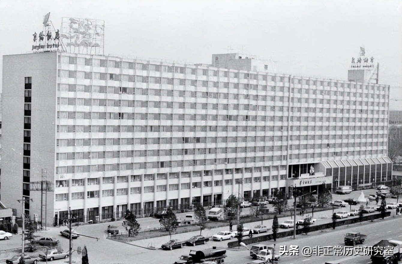 老照片：80年代的北京生活风貌，火车上供应茅台，牛肉一块八一斤