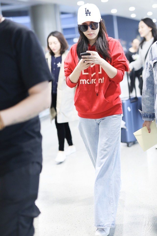 曾黎天蓝色高领毛绒大衣,曾黎棕色衣服黑色大衣