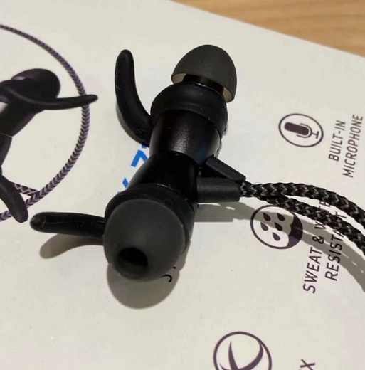 运动蓝牙耳机推荐挂脖式防水,游泳专用入耳蓝牙耳机