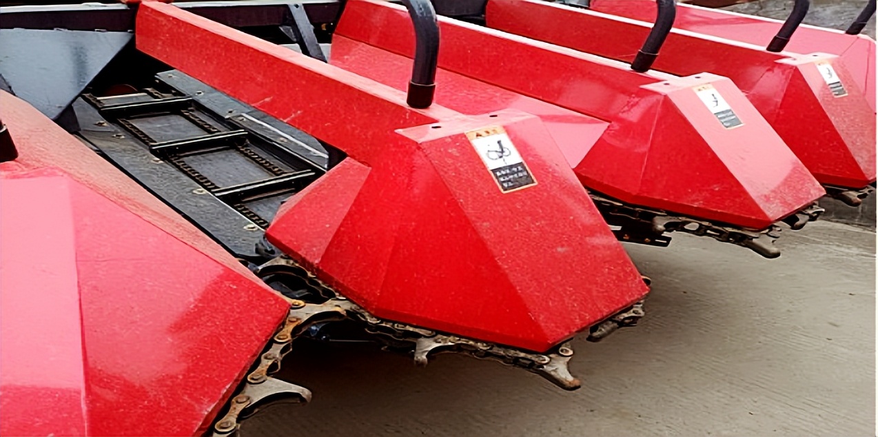 最新款三行玉米收获机,3万左右的玉米收获机