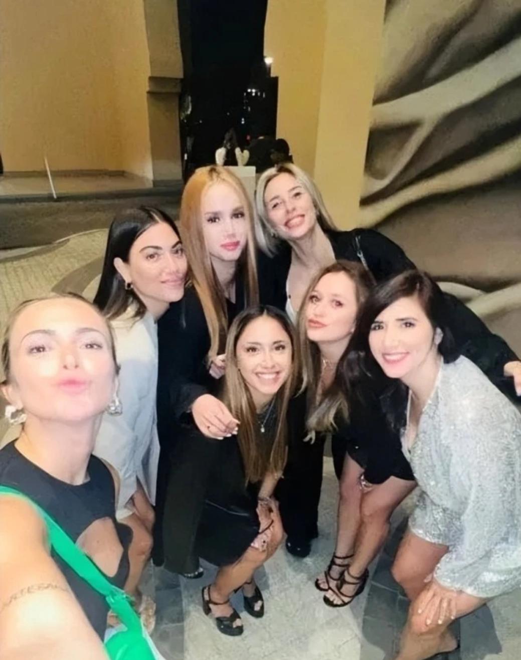 阿根廷球员和太太团展示大力神杯,阿根廷太太团聚会