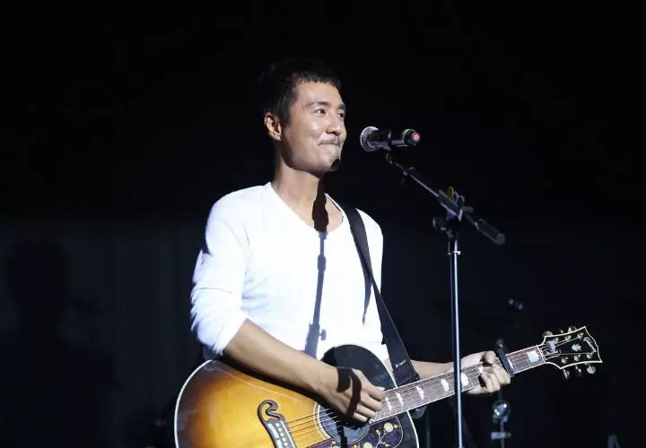 名和利，救不了华语乐坛！这10位顶流歌手的出走，细扒我一言难尽