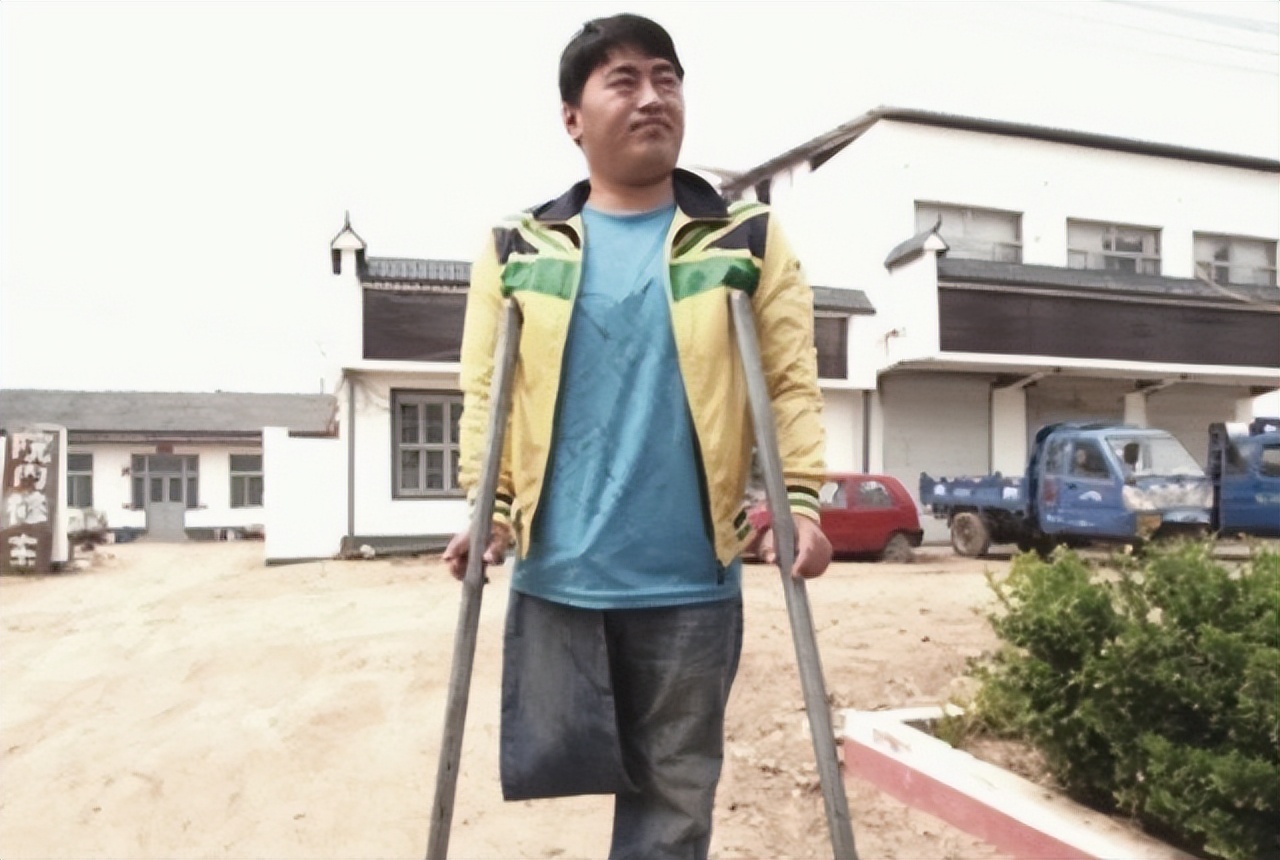 男子意外烧伤用蛆来治疗后续,小伙双腿被烧伤医生用蛆治疗