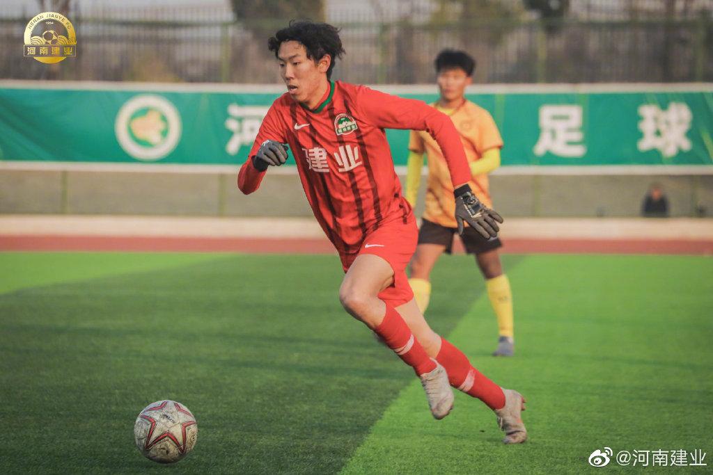 河南队郑钧蔚表现,郑钧早期获奖现场演唱