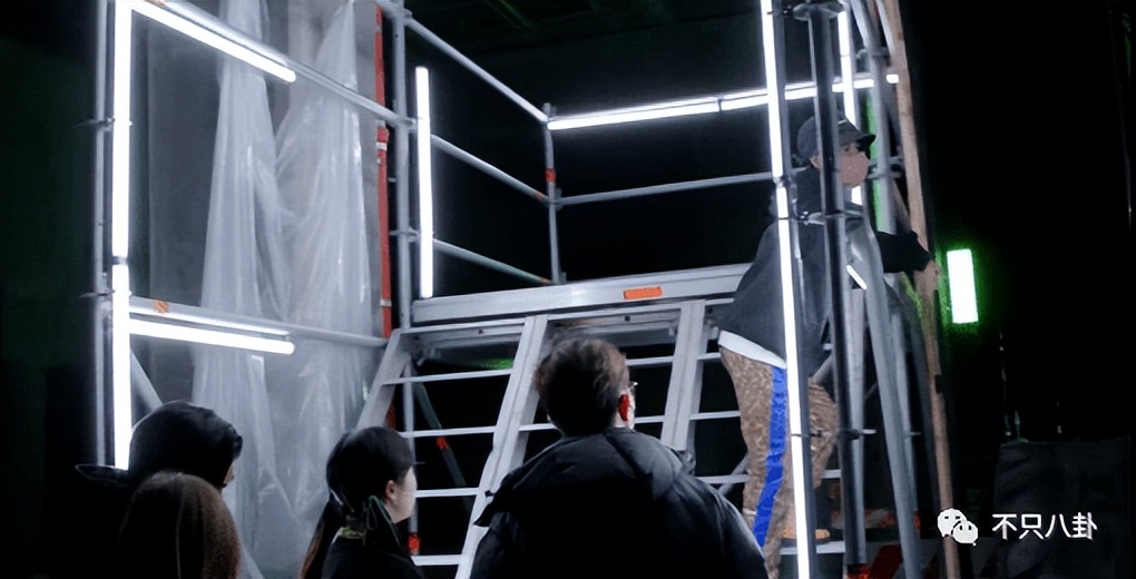 欺负人？给她找到一双合适的高跟鞋很难吗？