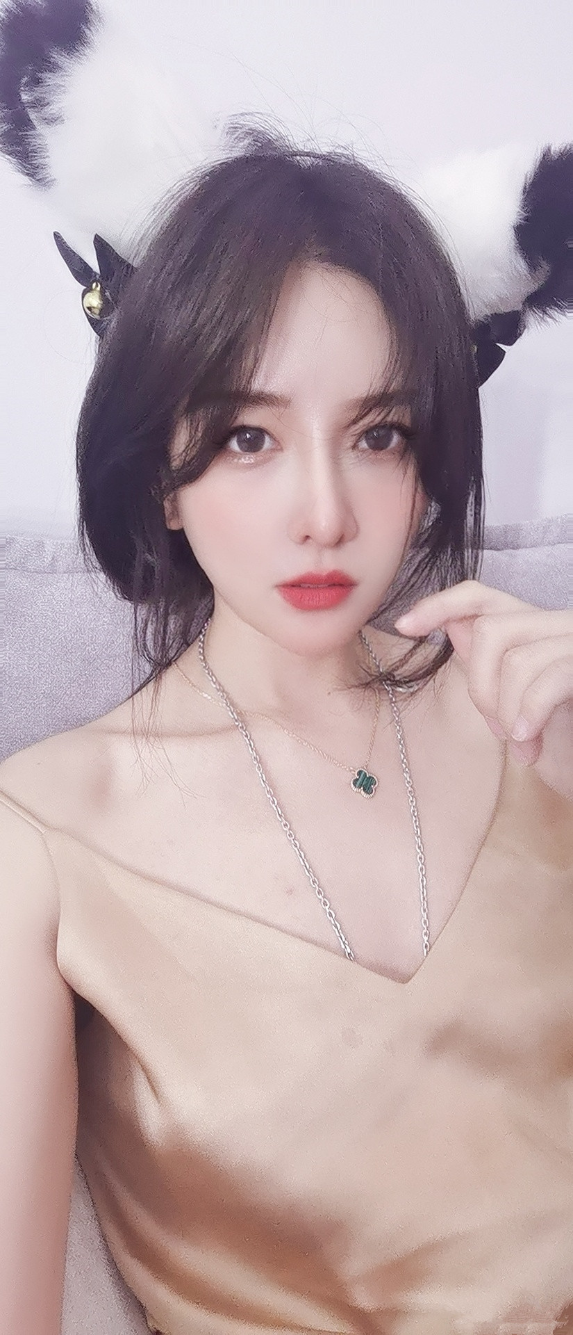 腐团儿身穿绿色背心大秀身材，林七七新造型现身，平胸也有自信美