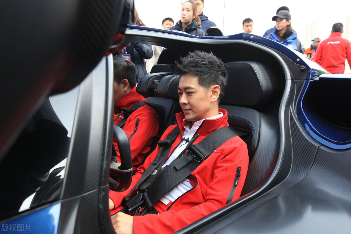 十七岁成为赛车手,不老男神林志颖为什么会开特斯拉
