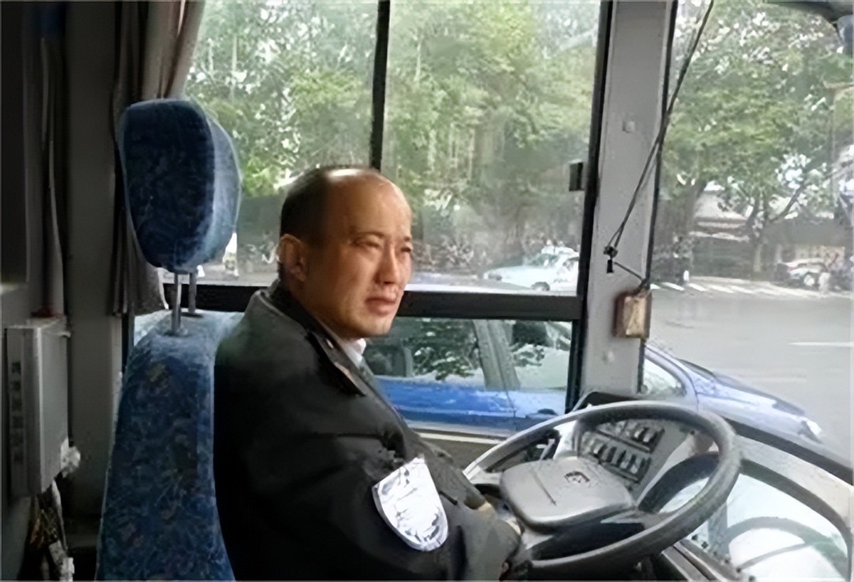 19年，一90岁老人坐在公交车上不肯走！一查是毛主席接见过的劳模