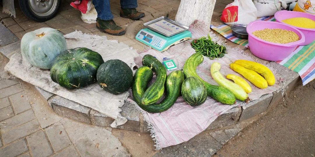 两串葡萄568元,街上叫卖20元一箱的葡萄