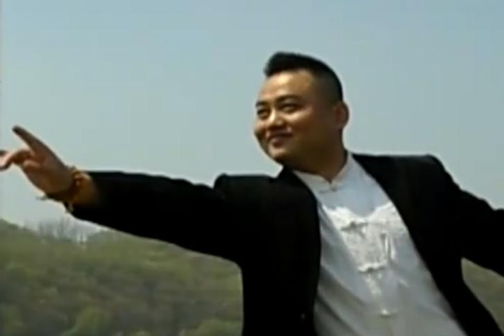 从服务员变身央视主持人,潜逃13年登上相亲节目