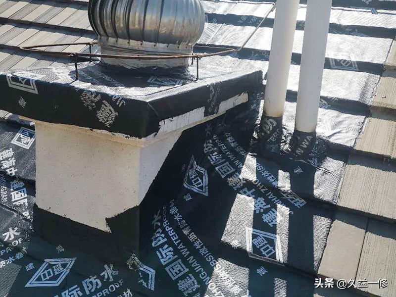 10多年的楼房漏水应该由谁处理,顶层新房总是漏水怎么投诉