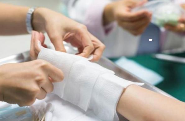 孩子被开水烫伤了该如何紧急处理,小孩被热水烫伤了该怎么处理