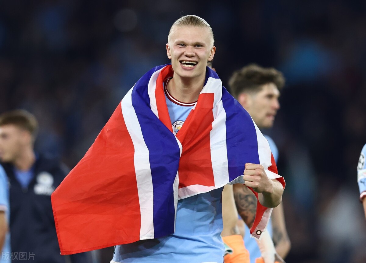 当今足坛10大前锋：哈兰德第1，姆巴佩第2，本泽马第3？