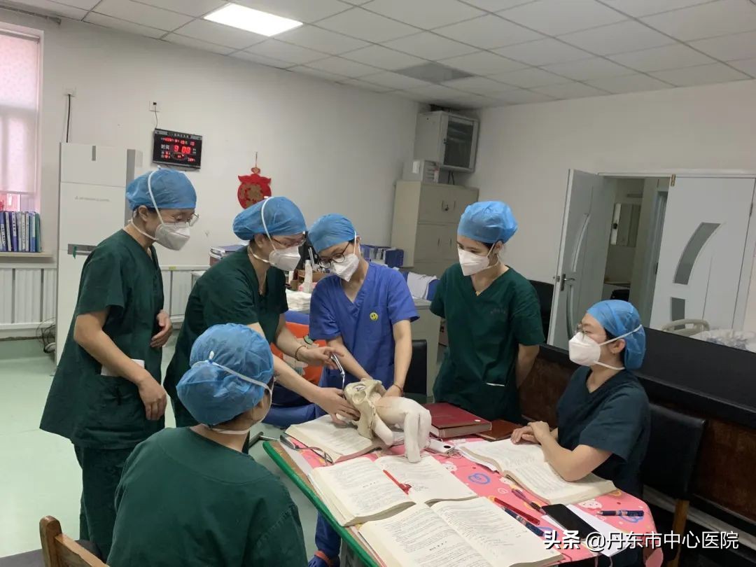 共同·抗疫|疫情下，丹东市中心医院分娩室成功分娩并抢救一足月双胎妊娠初产妇