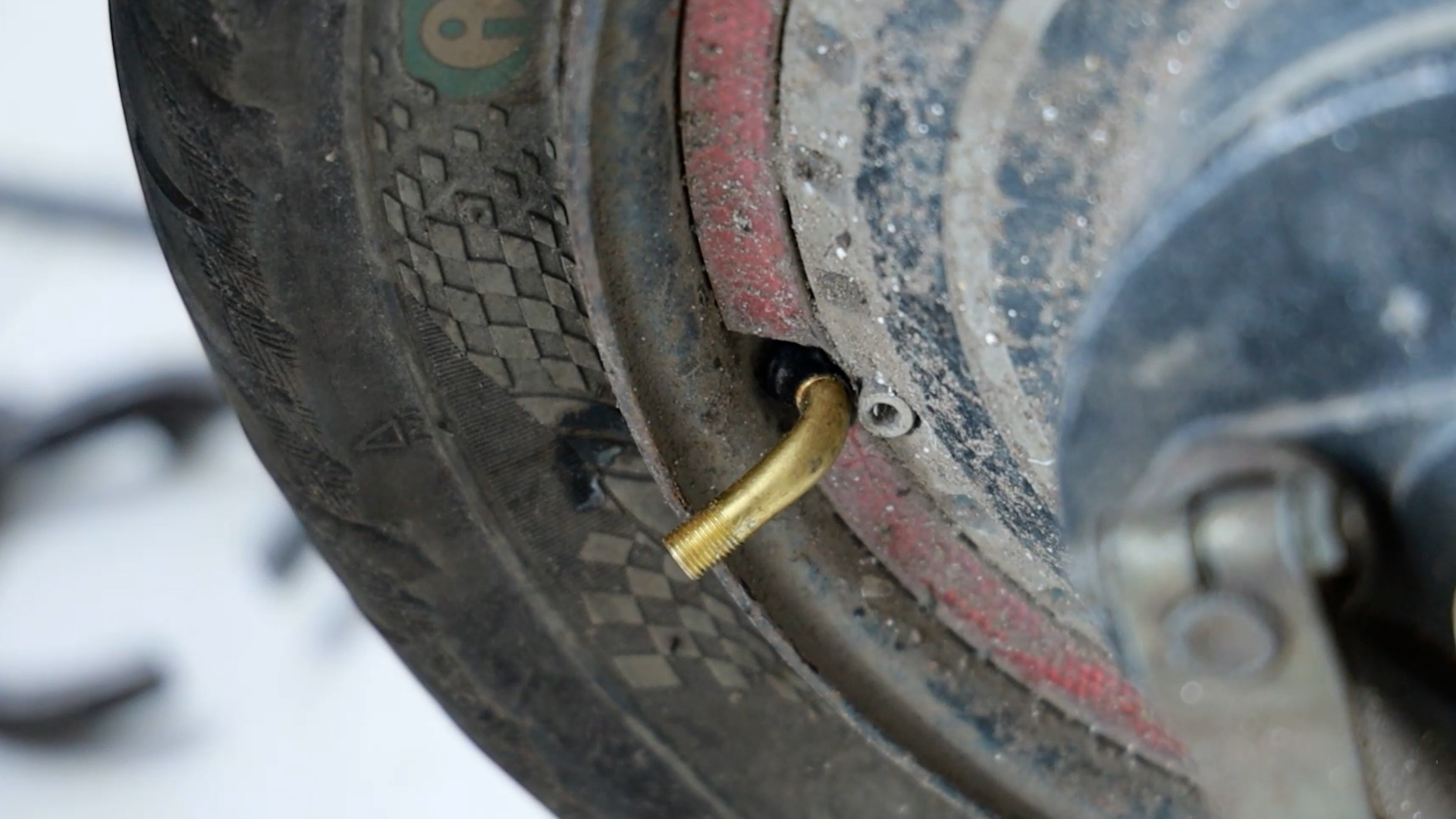 电动车真空胎打过胶漏气还能补吗,电动车真空胎不明原因漏气怎么修