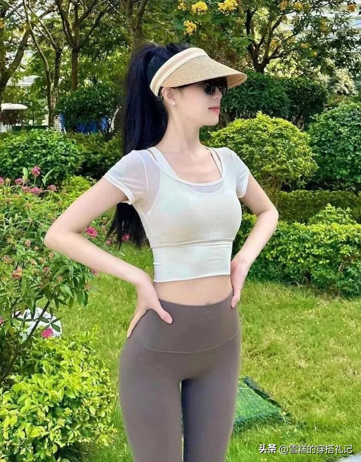 瑜伽裤外穿瑜伽服也能搭出时尚感,宽松裤瑜伽服穿搭白色