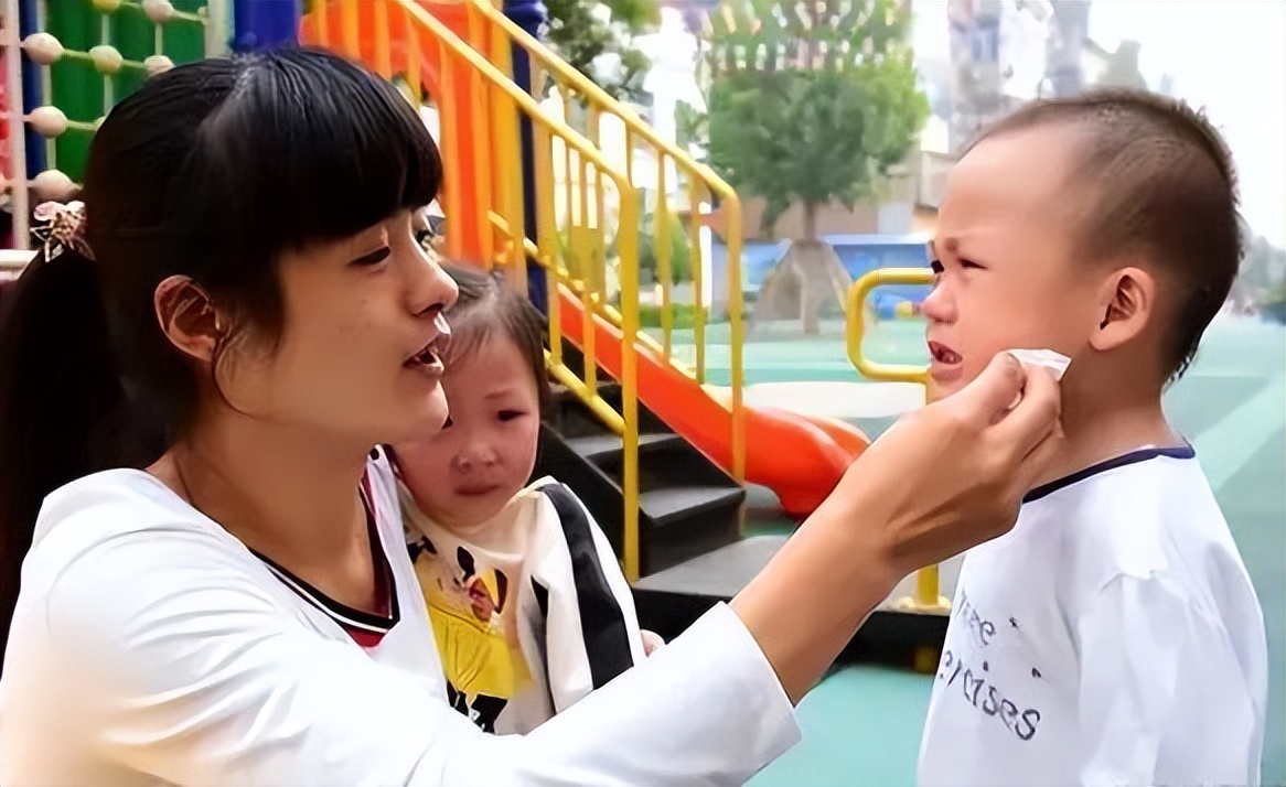 女幼师课上扒光4岁男童上衣，另有一名老师旁观，后续处理来了