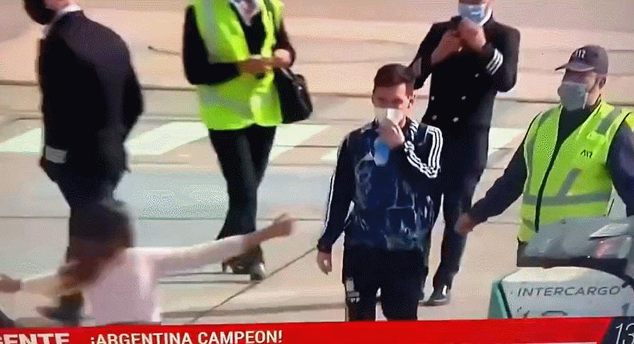 梅西夺冠后亲吻妻子,梅西夺冠亲吻爱妻