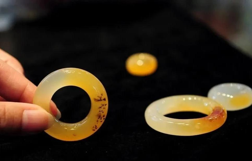 云南黄龙玉是如何走上神坛的,黄龙玉跌下神坛无人问津