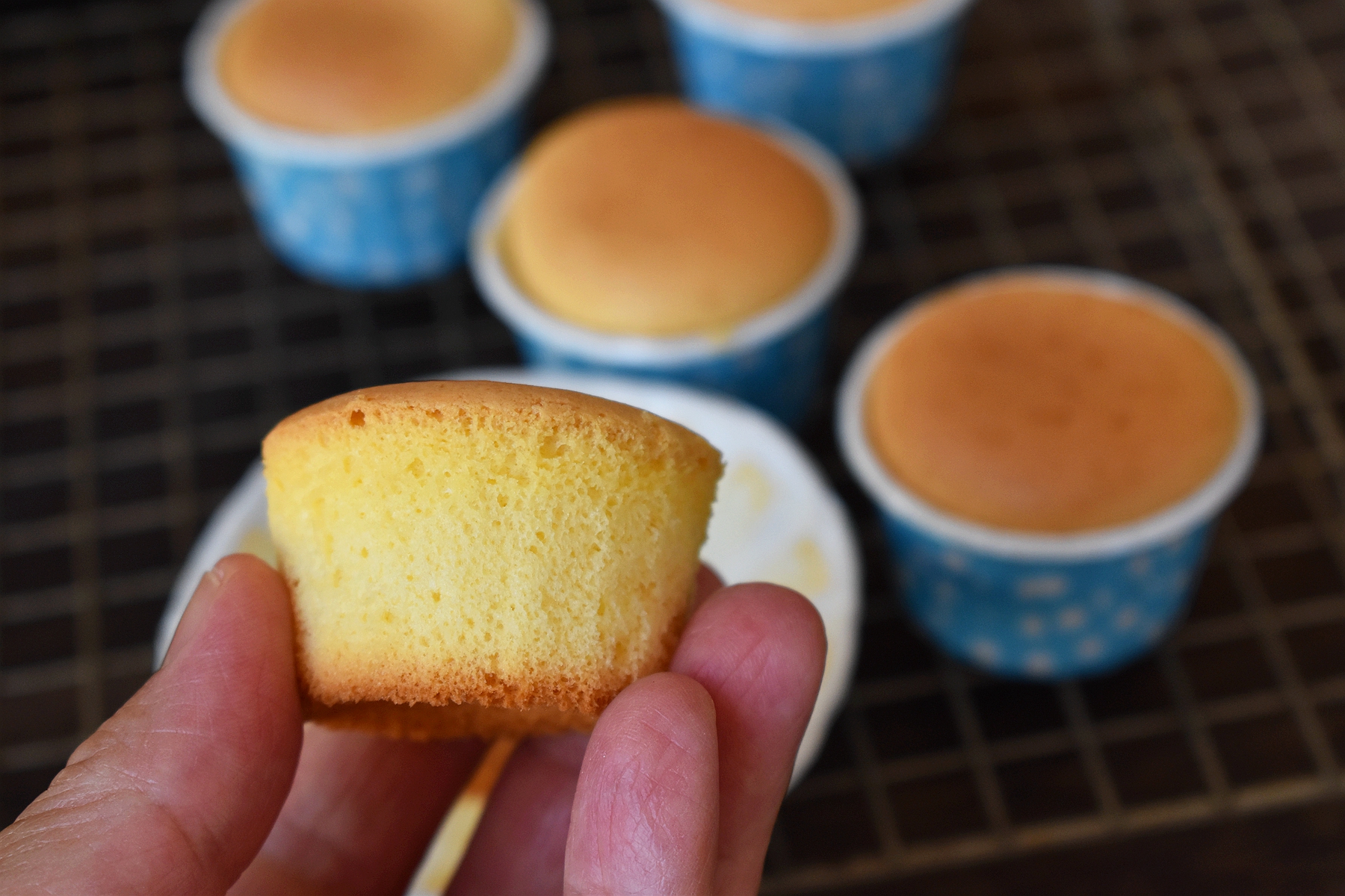 蓬松柔软的蛋糕该怎么做,用烤箱怎么做蛋糕蓬松柔软