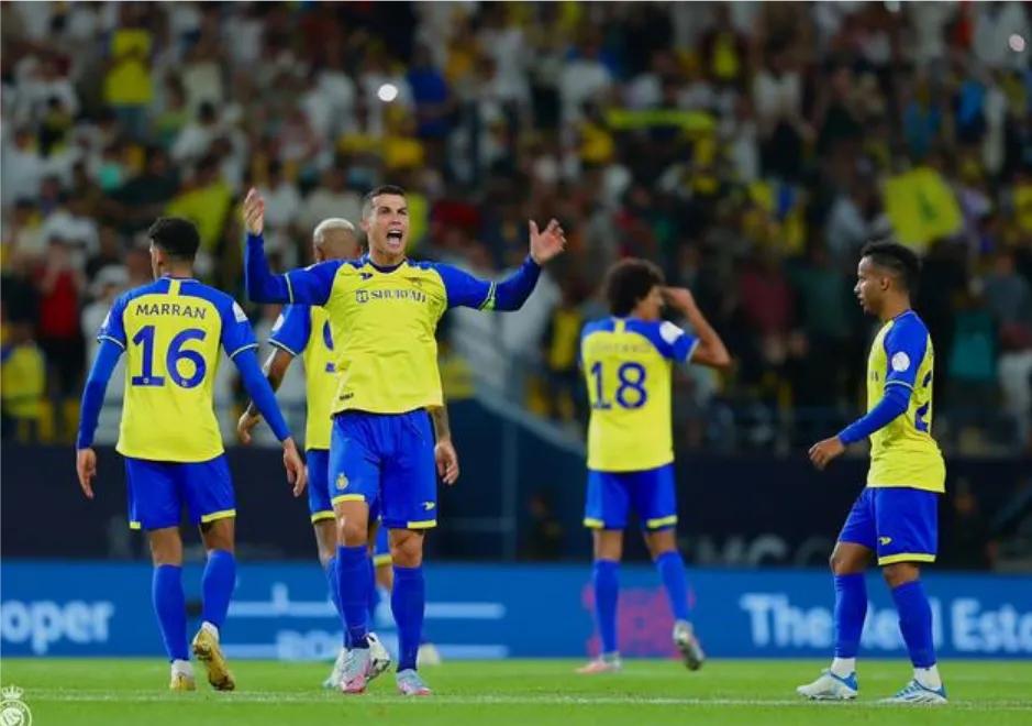 C罗世界波破门+主动让点，利雅得胜利2：1逆转取胜，榜首却不保！