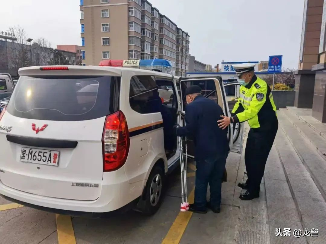 抗疫中的社区民警,抗疫公安民警坚守一线服务群众