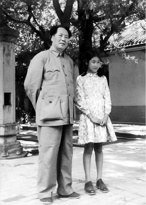 76年毛主席病逝，想起昔日恩情，*子珍贺**含泪对主席像说：请安息吧