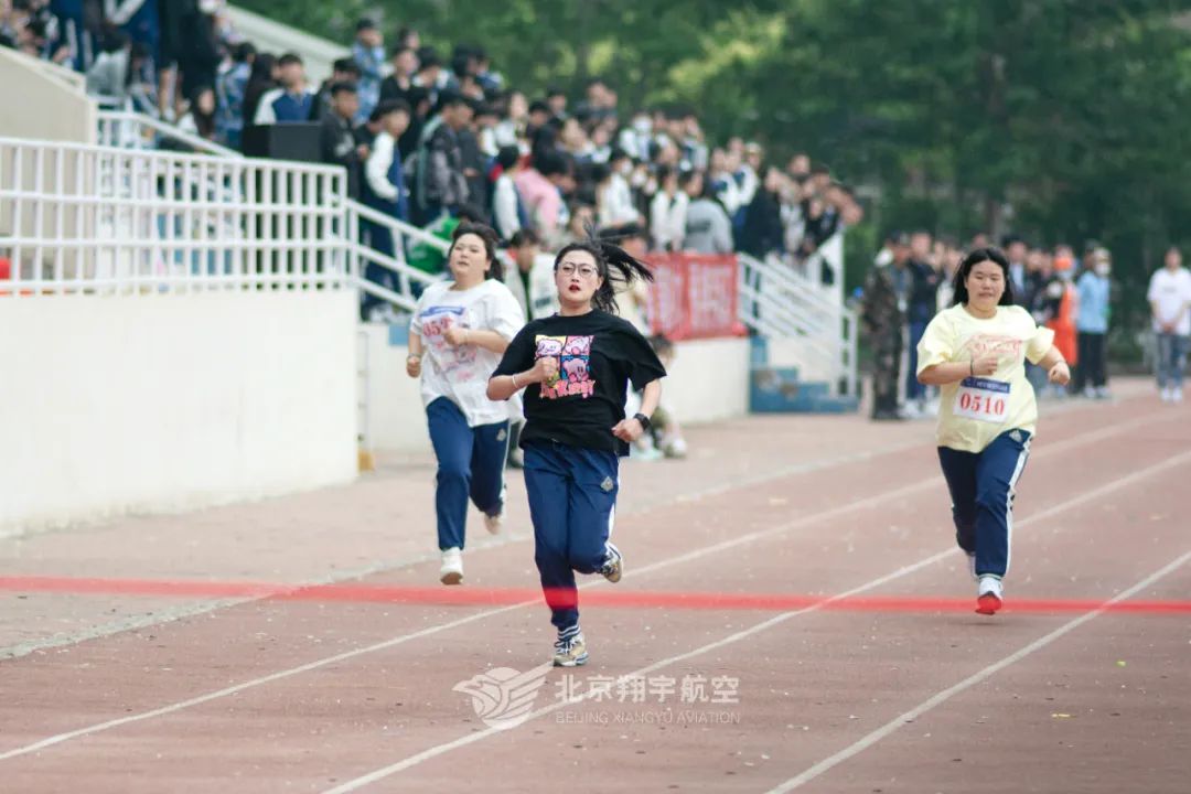 走进学校让心情愉悦,走进安静整洁的教室时我深感自豪