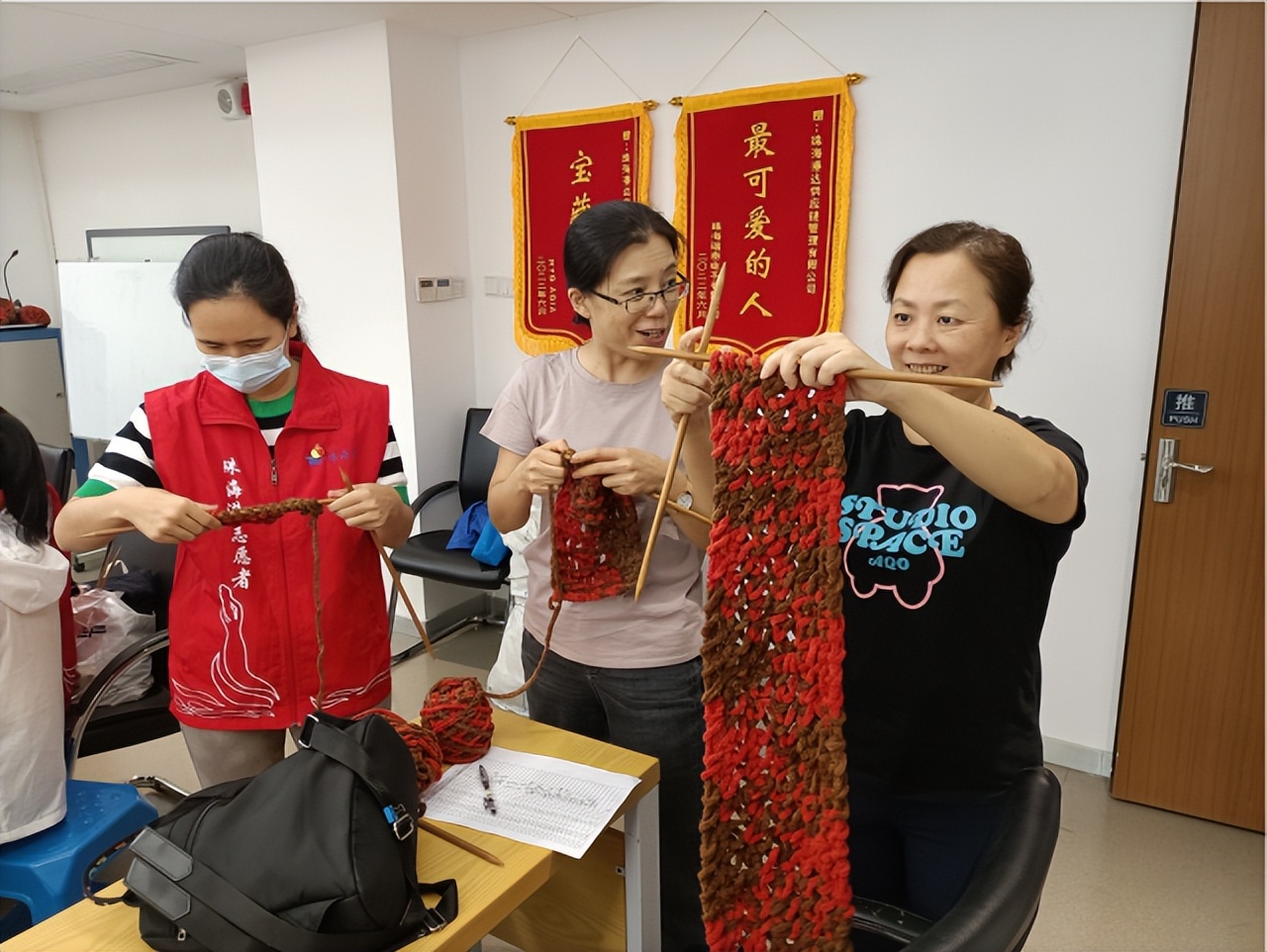 「广东珠海」冬日“针”爱港达携手明珠开展编织围巾送温暖活动