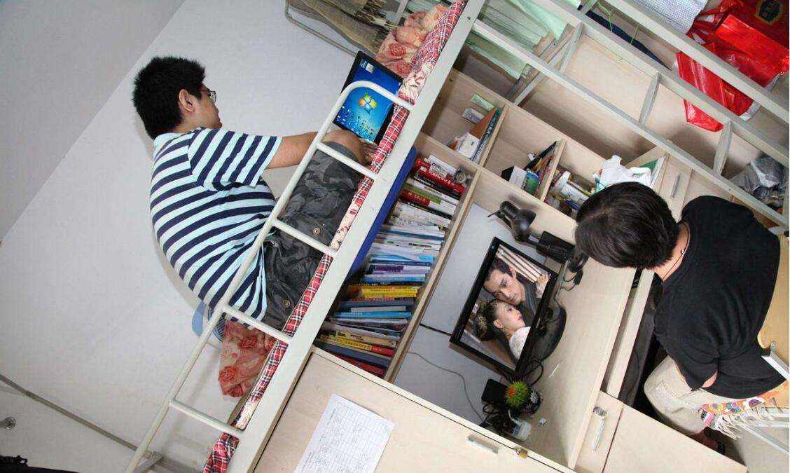 大学男生在寝室哭泣想家,大学男寝室失恋委屈到哭泣