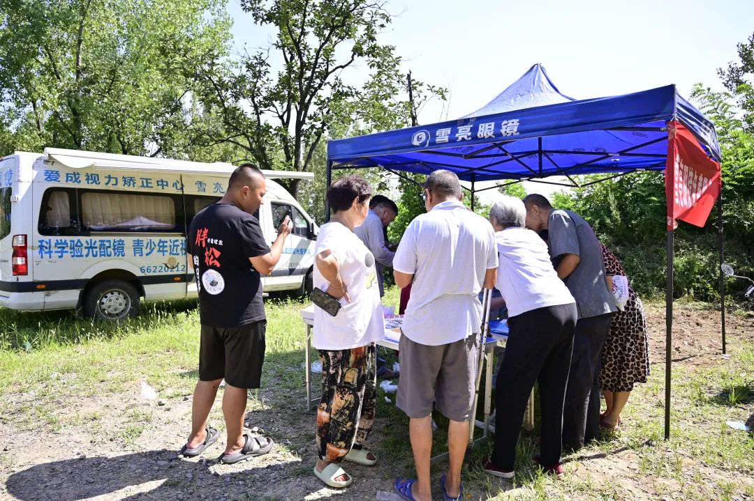 花开有限爱心无限——洛宁雪亮眼镜店举行爱心捐赠活动