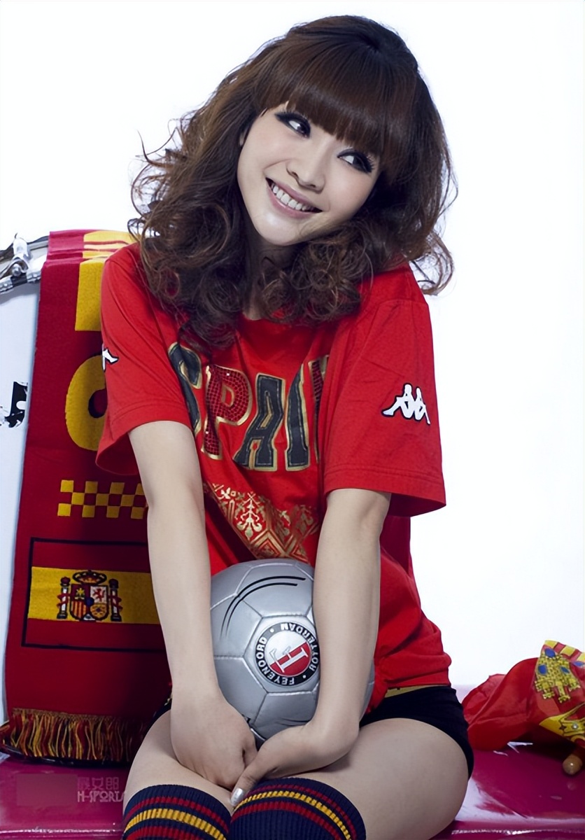 柳岩世界杯狂欢夜变身足球宝贝,美人往事