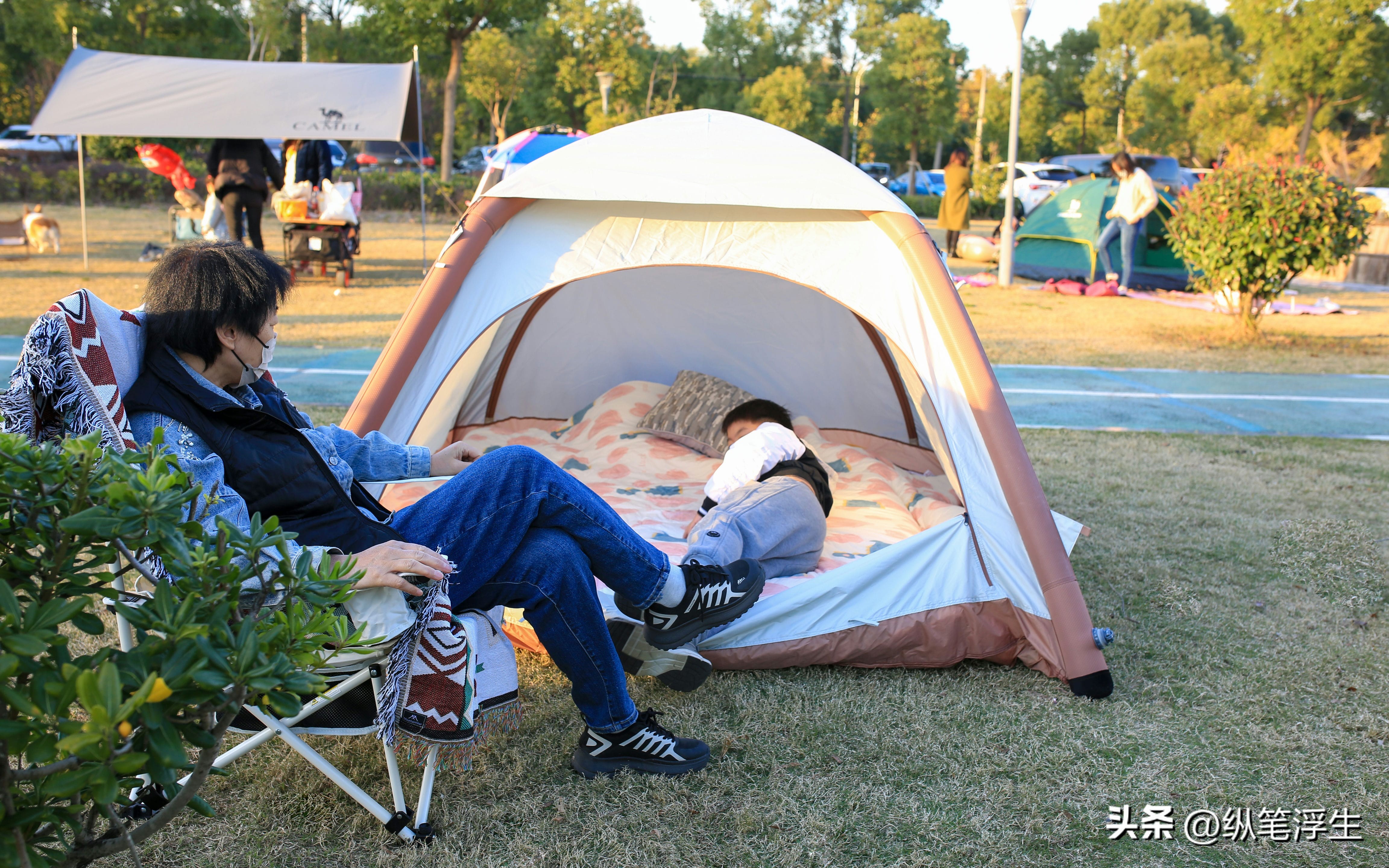 户外露营睡垫选蛋巢还是气垫,户外露营过夜买多厚的睡垫合适
