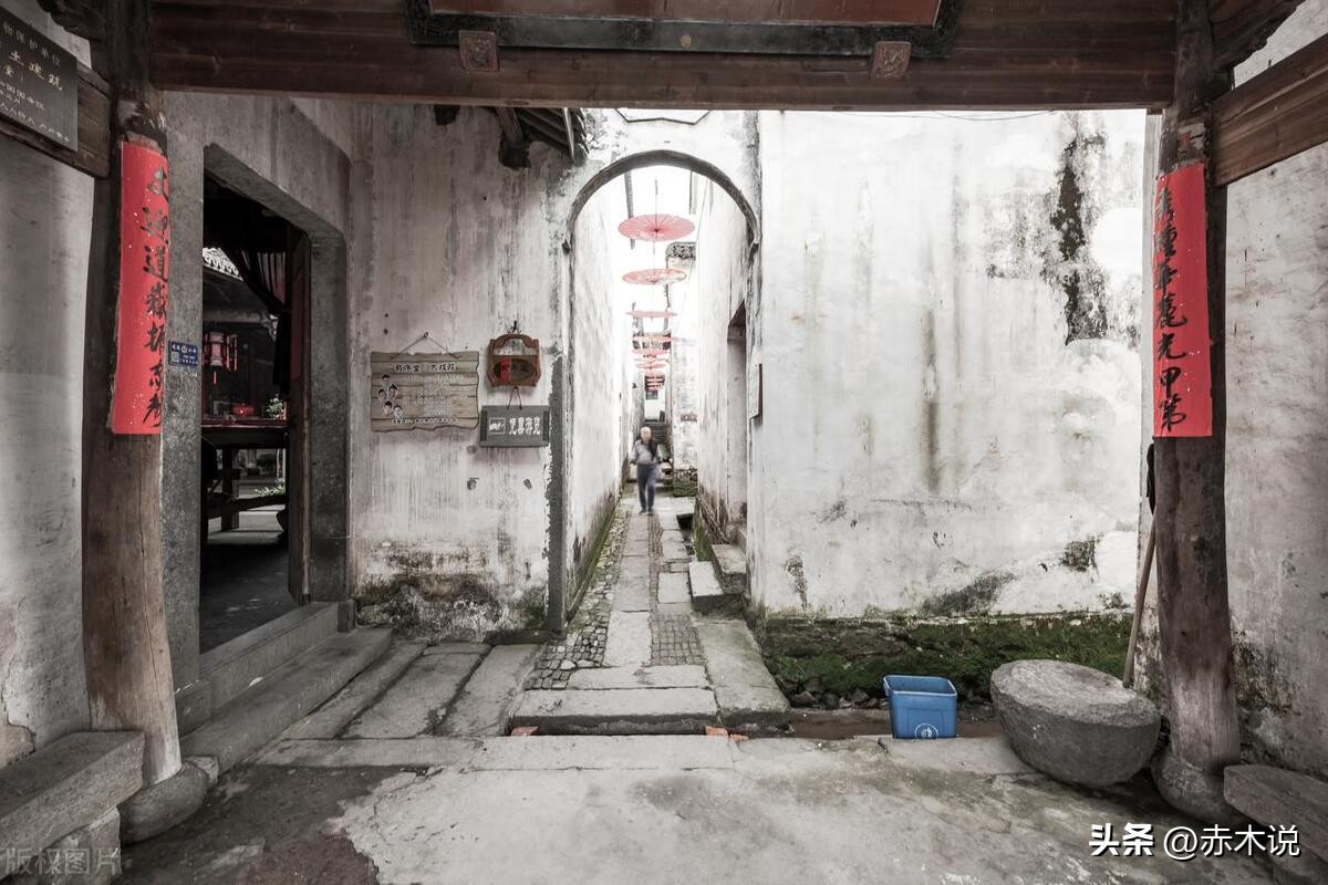 精神摧残、囚禁酷刑，这个男人指使女友杀害至亲，致使七人丧命