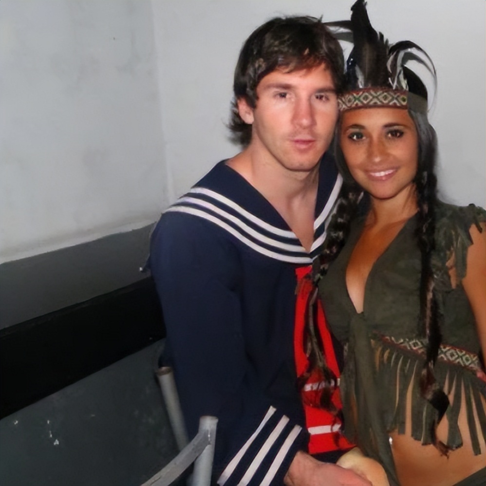 梅西世界杯夺冠亲吻安东内拉,梅西夺冠亲吻妻子