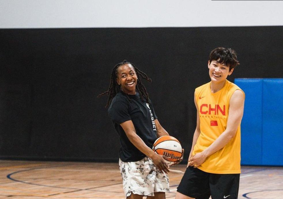 霸气！杨力维穿中国训练服参加火花队训练这才是女篮的骄傲