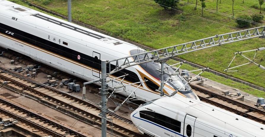 高铁在工作时，个小时用掉9600度电，那运行中的高铁是如何供电呢