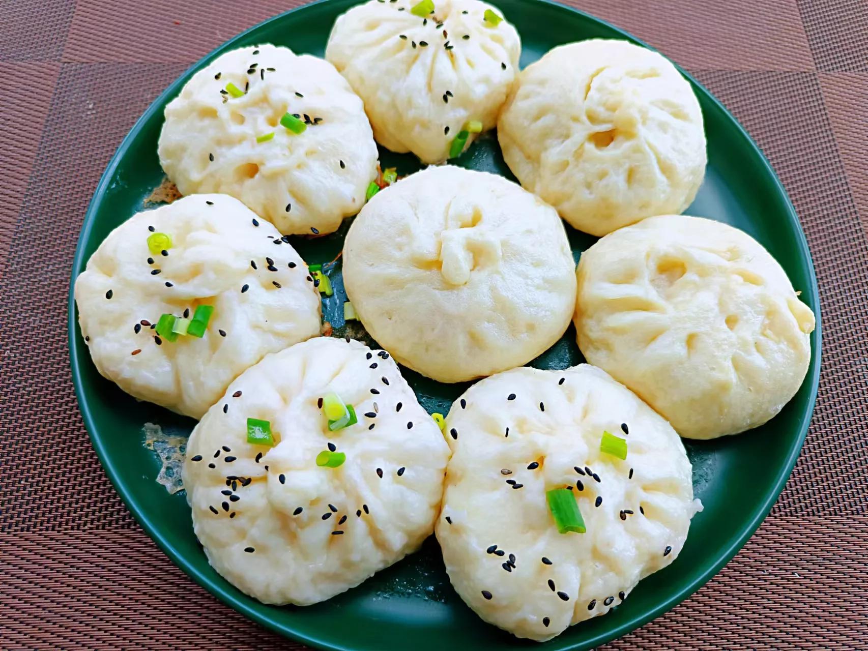 星期六加班，给同事带几个包子垫垫肚子，谁知大家说只吃馅不吃皮