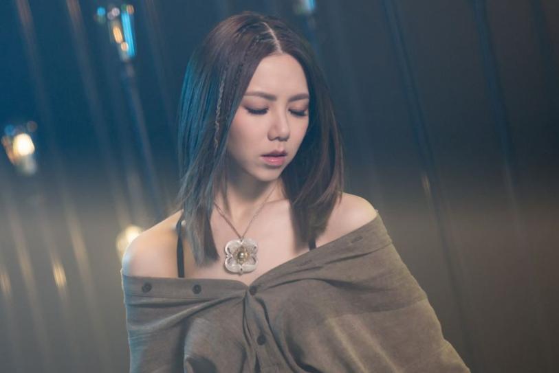 邓紫棋帮杨颖缓解尴尬,杨颖邓紫棋无缝切换