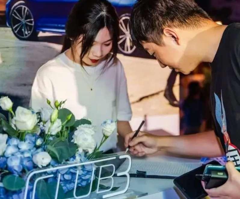 荒唐！演唱会门票炒到2W多，临开场也不降价，现场大片空位！