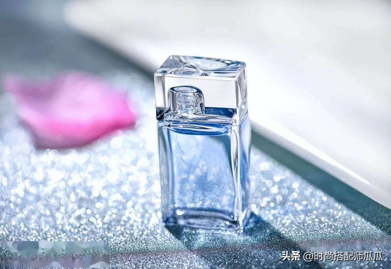 女人喷香水时常犯的3个“错误”，味道易散还难闻，快看你中了没